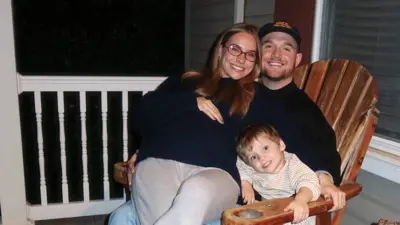  إميلي كايزر برفقة زوجها وطفلها الراحل