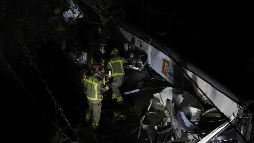 عمال إغاثة عند القطار في برشلونة