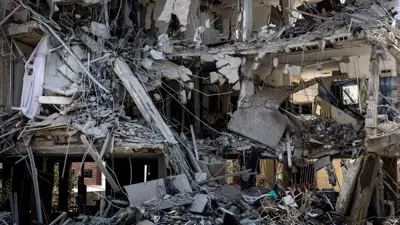 مبنى مدمر في موقع بتل أبيب أصيب بصاروخ أُطلق من إيران