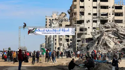 نازحون في شارع الرشيد قرب نتساريم بانتظار العودة لشمال غزة