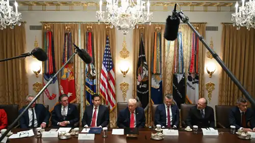 الرئيس الأمريكي دونالد ترامب يشارك في اجتماع لإدارته