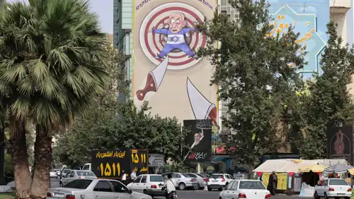 شعارات ضد إسرائيل على جدارية في طهران