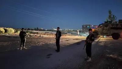 عناصر من أمن السويداء عند حي المقوس الذي يشهد اشتباكات عنيفة