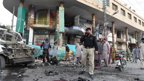 فرد من الشرطة الباكستانية في محيط انفجار سابق