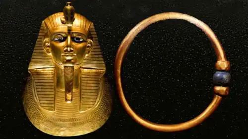 الملك الفرعوني وسواره الذي تعرض للسرقة