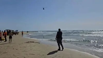 عناصر ومروحية من الشرطة خلال البحث عن السباح