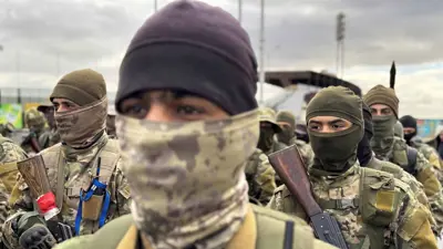 عرض لقوات تابعة لهيئة تحرير الشام في دمشق