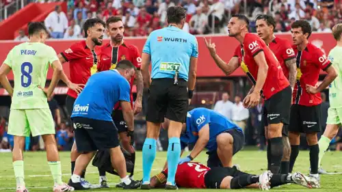 الحكم خوسيه مونويرا في مباراة برشلونة وريال مايوركا