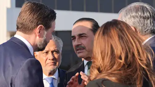 الجنرال الباكستاني عاصم منير يتحدث لنائب الرئيس الأمريكي