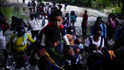 مهاجرين عبر "فجوة دارين" الواقعة بين كولومبيا وبنما 