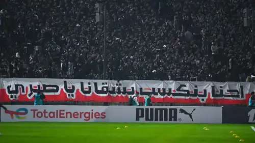 لافتة جماهير الزمالك بنكسب بشقانا يا صبري