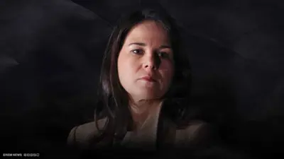 من هي وزيرة جدل المصافحة؟