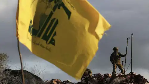 عنصر من حزب الله على الحدود