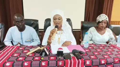 السياسية البوركينيو أدجا زونغرانا (وسط)