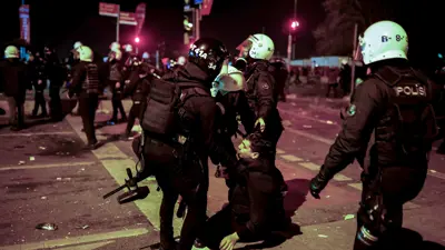 الشرطة التركية خلال اعتقال أحد المتظاهرين في احتجاجات إسطنبول