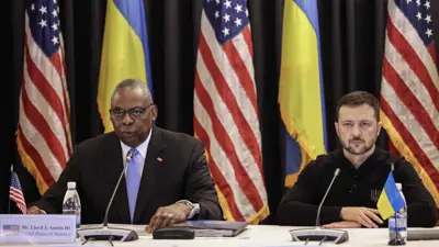وزير الدفاع الأمريكي لويد أوستن والرئيس الأوكراني فولوديمير زيلينسكي اجتماع مجموعة الاتصال الدفاعية الأوكرانية