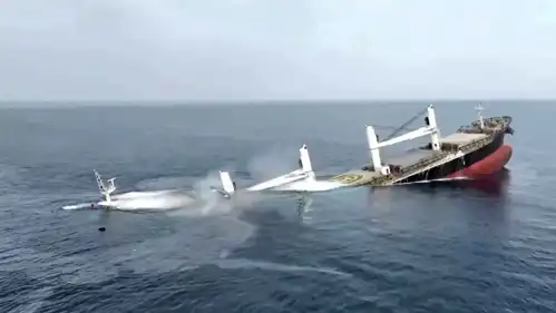 إحدى السفن التي استهدفتها ميليشيا الحوثي