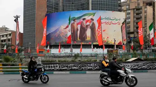 صورة روح الله الخميني وعلي خامنئي ومجتبى خامنئي على أحد المب