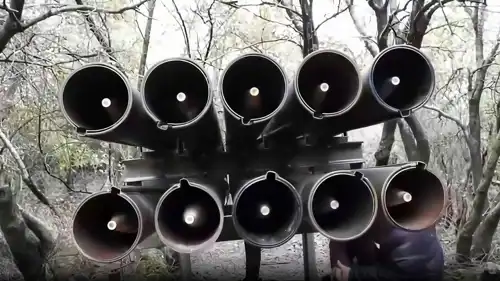 عنصر من "حزب الله" يلقم قاذفة صواريخ في جنوب لبنان