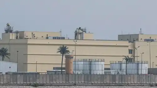 آثار استهداف سابق للسفارة الأمريكية في بغداد