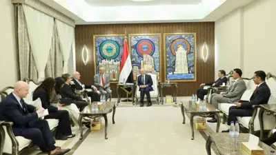 رئيس مجلس القيادة الرئاسي في اليمن يلتقي المبعوث الأمريكي