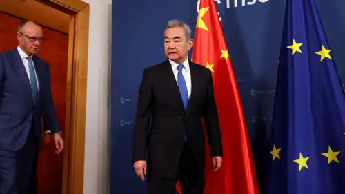 وزير الخارجية الصيني والمستشار الألماني في مؤتمر ميونيخ