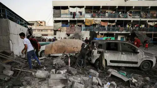 مركبة متضررة جراء قصف إسرائيلي في قطاع غزة