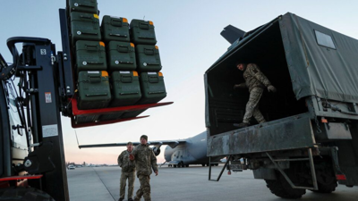 أفراد من الجيش الأوكراني يستلمون شحنة من صواريخ ستينجر 