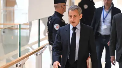 الرئيس الفرنسي السابق نيكولا ساركوزي يتجه إلى قاعة المحكمة
