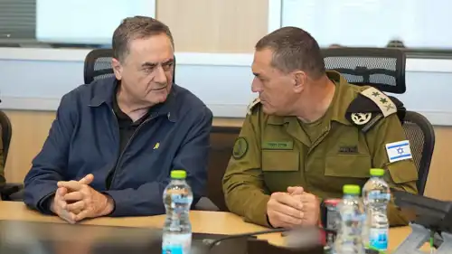 رئيس الأركان الإسرائيلي إيال زامير (يمين) ووزير الدفاع يسرائيل كاتس