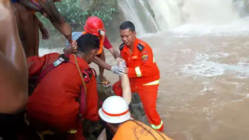 أثناء عملية الإنقاذ في ميانمار 