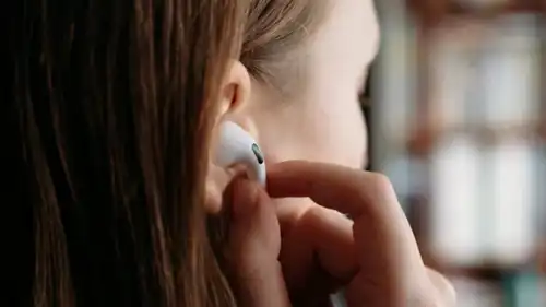 ميزة الترجمة الفورية لسماعات أبل (تعبيرية)