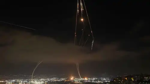 المضادات الجوية الإسرائيلية تحاول اعتراض صاروخ إيراني