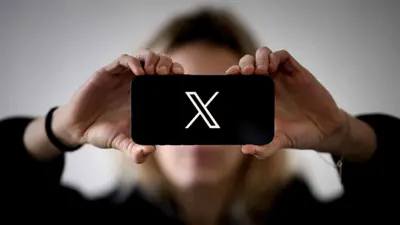 شعار منصة إكس على هاتف ذكي