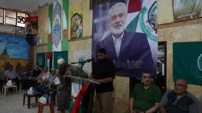 مواطنون يقدمون تعازيهم بمقتل زعيم حماس هنية في مخيم اللاجئين ببيروت