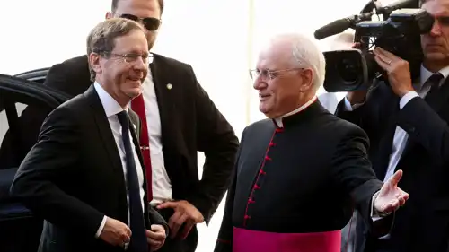 بابا الفاتيكان خلال استقباله الرئيس الإسرائيلي