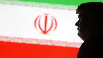 الرئيس الأمريكي دونالد ترامب وعلم إيران