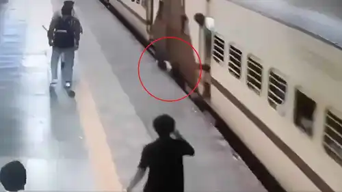 لحظة انزلاق الرجل بين القطار ورصيف المحطة