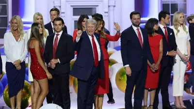 ترامب بين عدد من أفراد أسرته