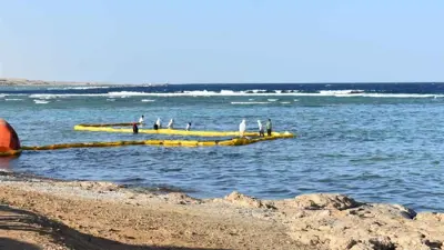 عملية احتواء بقعة الزيت بعد شحوط المركب 