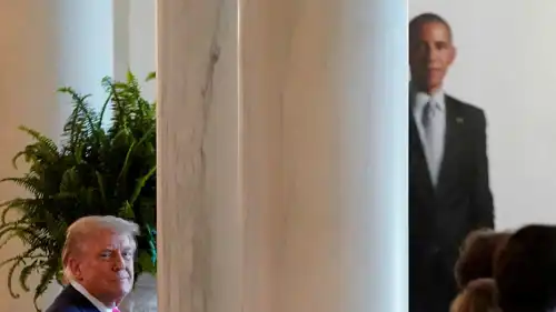 دونالد ترامب وملصق لصورةد باراك أوباما