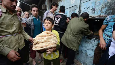 طفل سوري بعد حصوله على الخبز