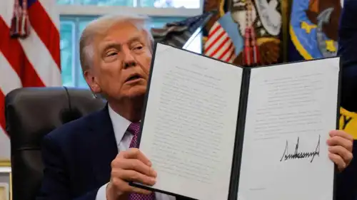 ترامب يستعرض قرار إعادة تسمية وزارة الدفاع بوزارة الحرب