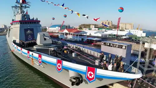 كيم جونغ أون على متن المدمرة تشوي هيون