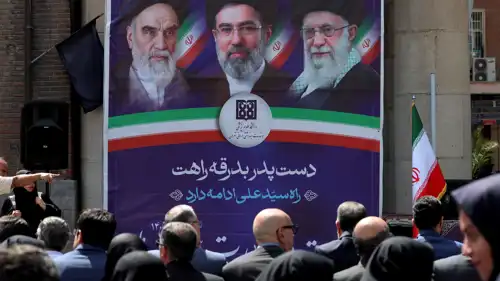 جدارية وسط طهران تحمل صور مرشدي إيران