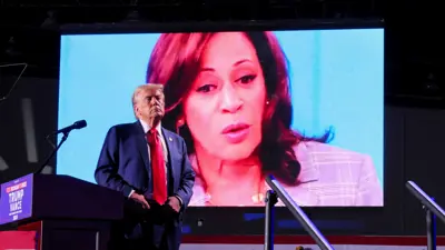 المرشح الجمهوري دونالد ترامب وخلفه منافسته كامالا هاريس