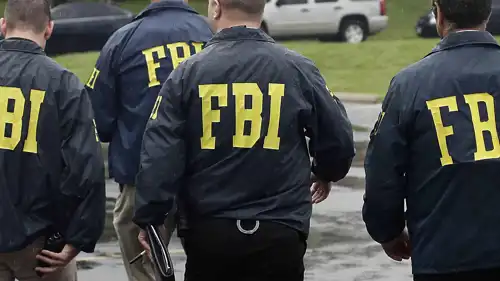 عناصر من التحقيقات الفيدرالي (FBI)