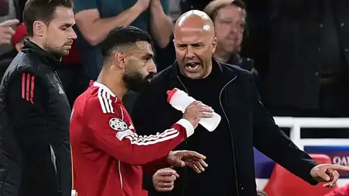 سلوت يتحدث مع محمد صلاح