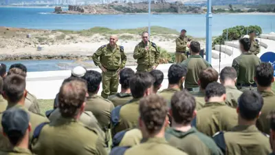 الجنرال إيال زمير، اليوم الأحد، يتحدث برفقة قائد سلاح البحرية مع أفراد وحدة 13 للكوماندوز البحري في قاعدة "عتليت"،