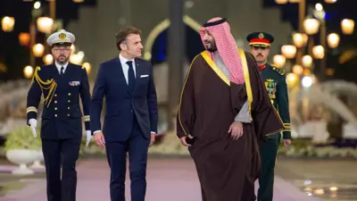 ولي عهد السعودية والرئيس الفرنسي في زيارة سابقة إلى الرياض